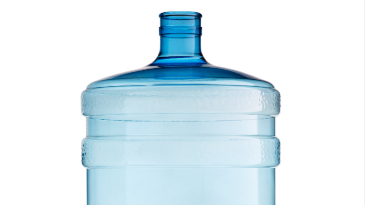 Бутилированная вода спб. 19 Литровая бутылка. Вода в 19 литровых бутылках. 19 Литровые бутыли поликарбонат. Подставка под бутыль воды 19 литров.